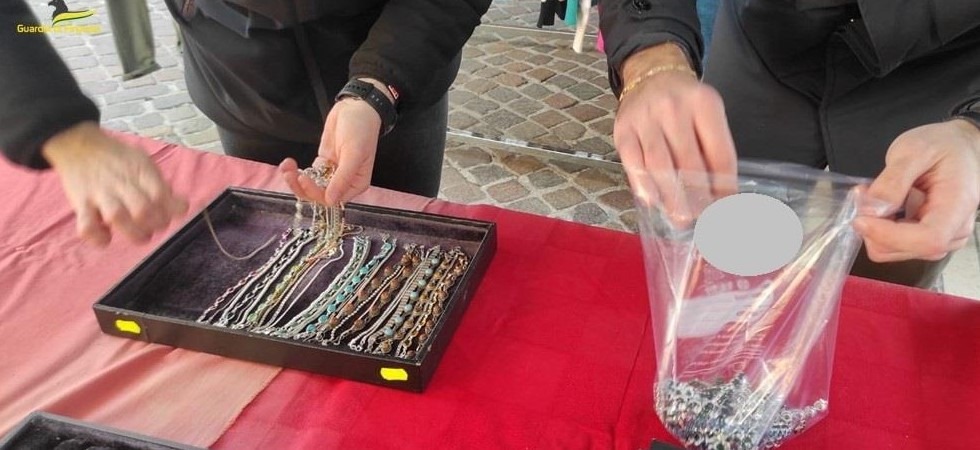 Bigiotteria non sicura sulle bancarelle: scatta il ritiro di 1.300 articoli al mercato di Schio